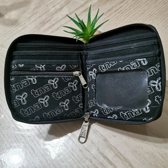 🌺2/$25🌺 TNA Logo Wallet